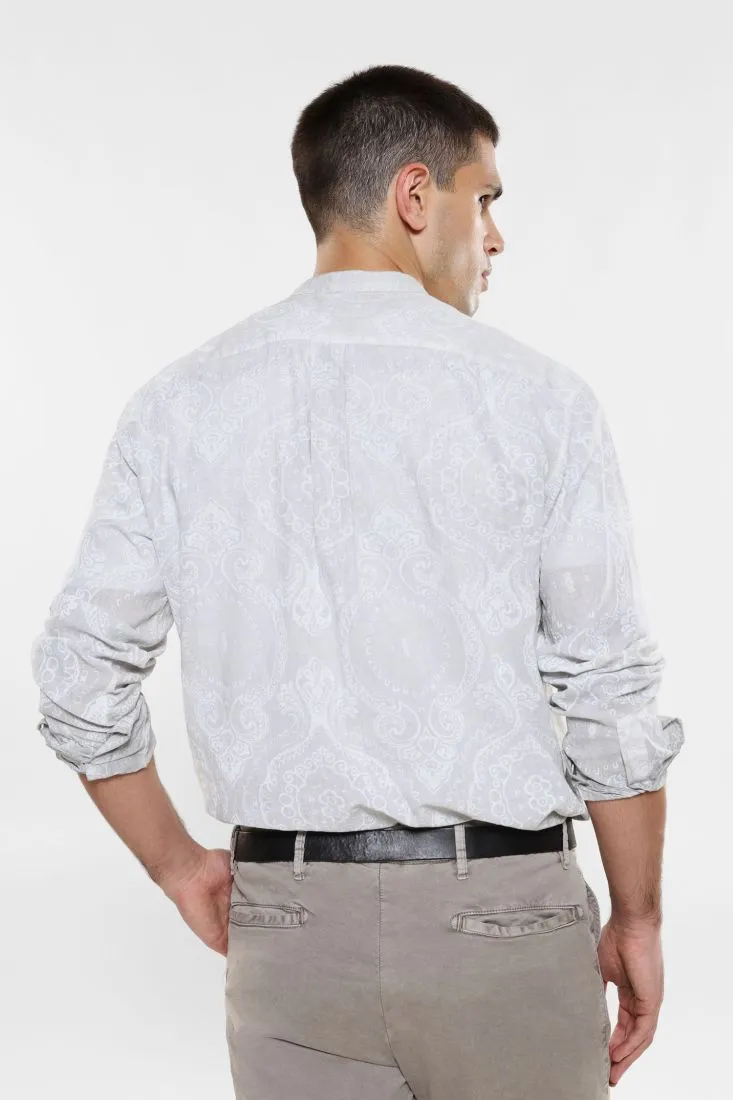 Camicia fantasia astratta in puro cotone con abbottonatura parziale