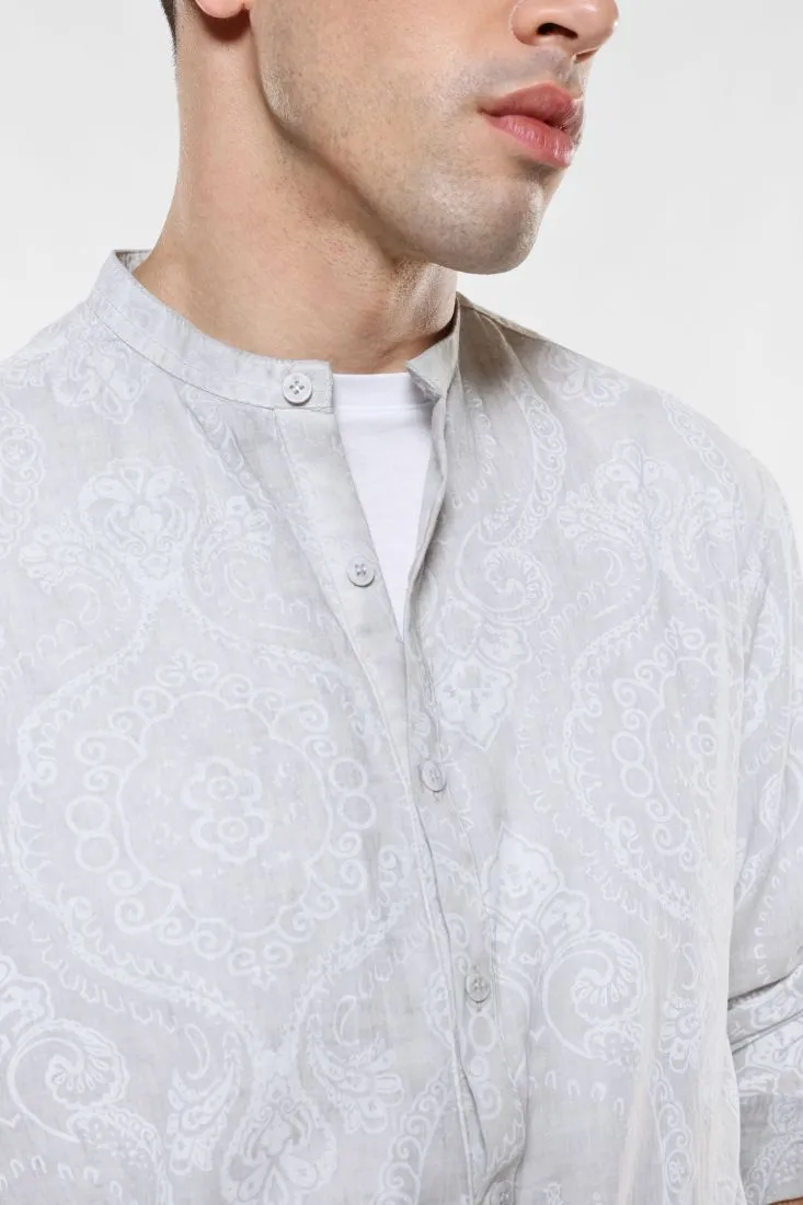 Camicia fantasia astratta in puro cotone con abbottonatura parziale