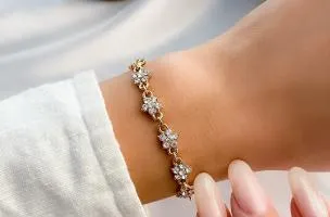 Elegante bracciale con pietre artificiali, colore oro