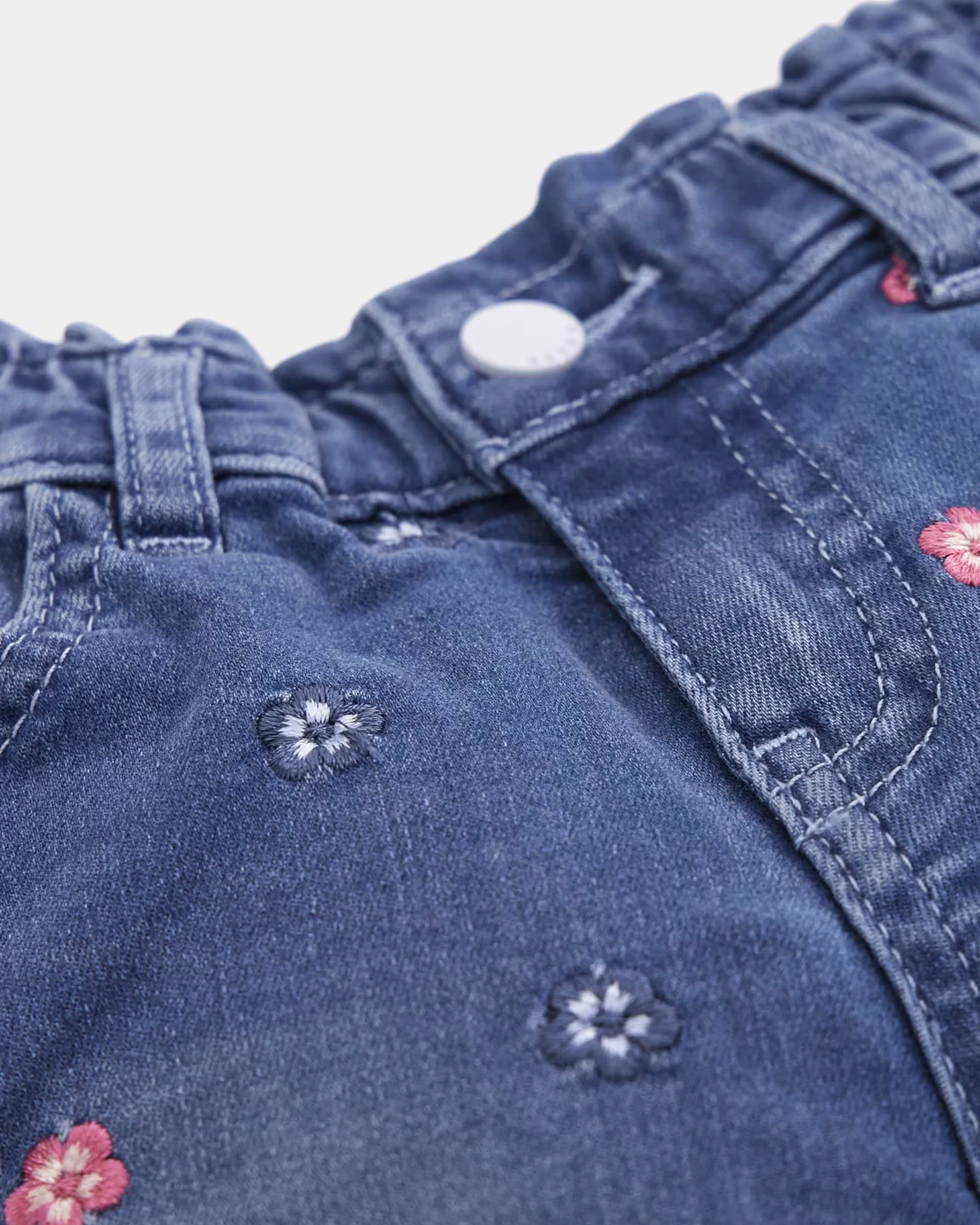 Jeans a lavaggio medio stone washed con ricami floreali rosa e blu all-over 9-24 mesi