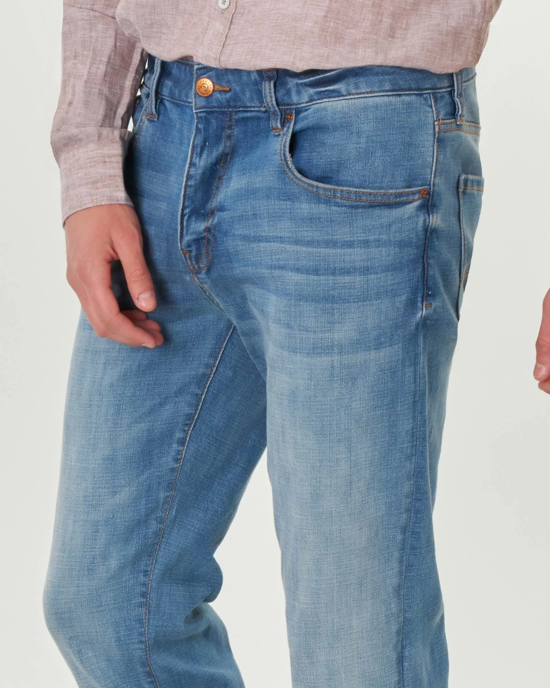 Jeans slim-fit a vita media in cotone stretch lavaggio chiaro super stone washed con baffature