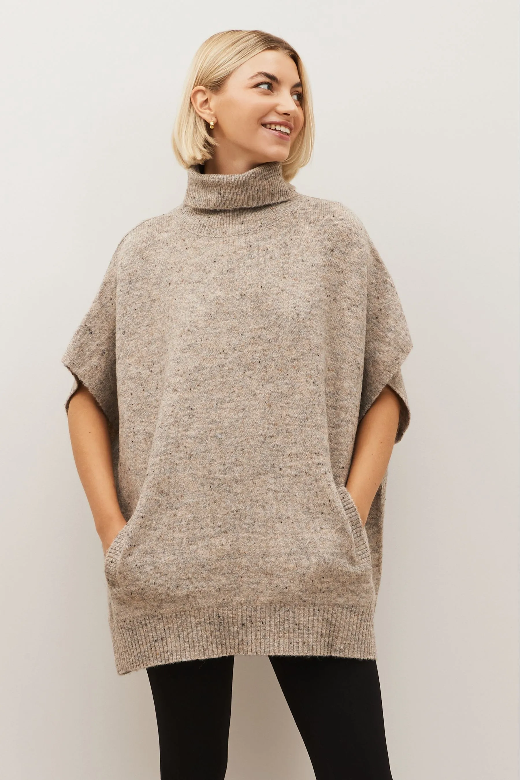 Maglione puntinato stile poncho con collo alto    