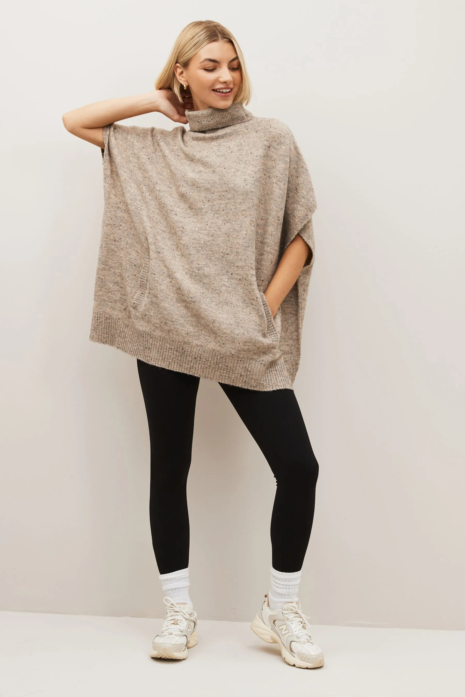 Maglione puntinato stile poncho con collo alto    