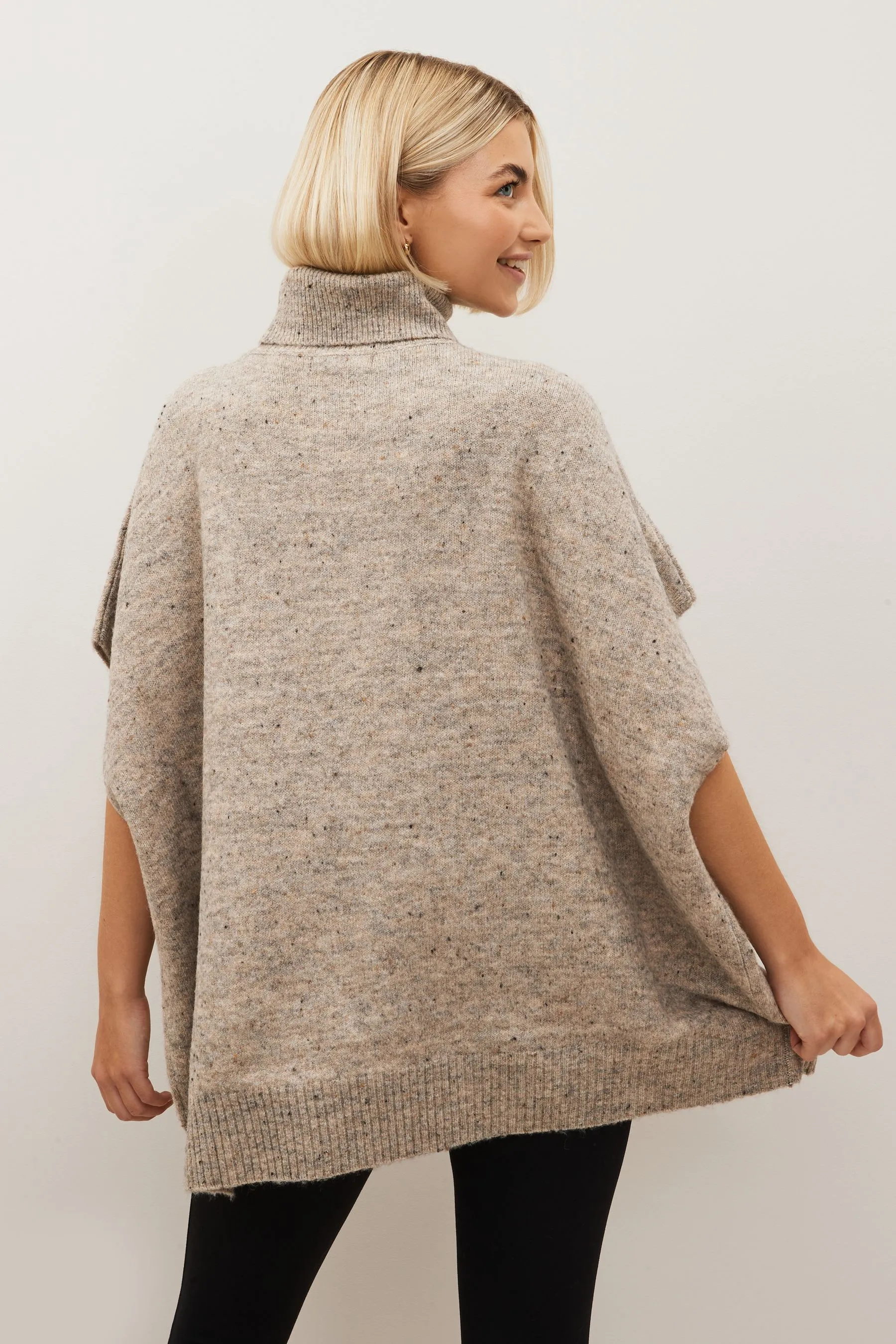 Maglione puntinato stile poncho con collo alto    