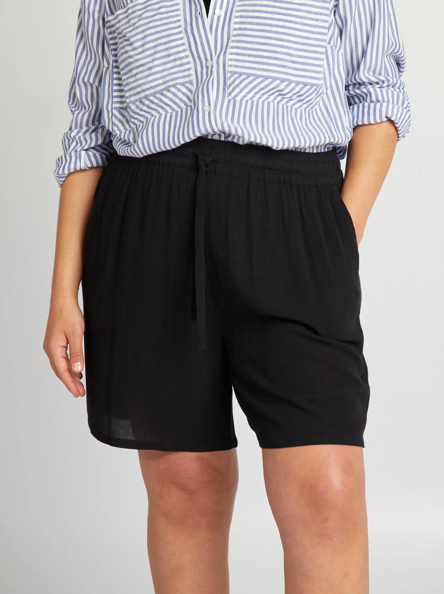 Shorts dritti in tessuto crêpe - nero